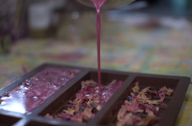 آموزش رزین (درس ۴): ریختن رزین در قالب و حباب‌گیری